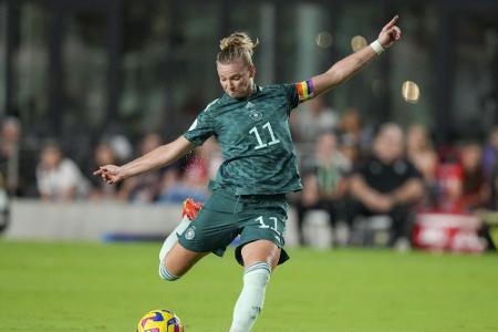 kicker: Popp als erste Frau 