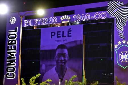 Peles Ruhestätte: Im neunten Stock, Sicht auf Stadion