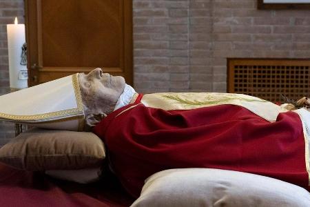 Letzter Abschied: Leichnam von Benedikt XVI. aufgebahrt