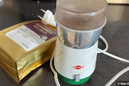 Diese uralte elektrische Krups-Kaffeemühle mahlt jeden Tag noch Bohnen.
