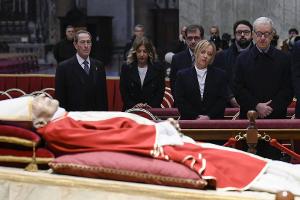 Papst Benedikt XVI.: Politiker nehmen Abschied vom emeritierten Papst