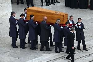 Trauerfeier: Sarg von Benedikt XVI. wird auf den Petersplatz gebracht