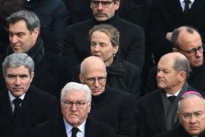 Deutsche Delegation um Scholz erweist Benedikt XVI. die letzte Ehre