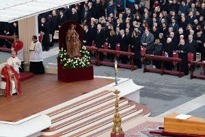 Trauerfeier: Papst Franziskus würdigt verstorbenen Benedikt XVI.