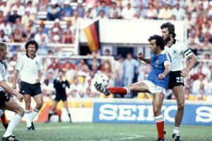 Der "Schweiger" mit der "Bananenflanke": Kaltz wird 70