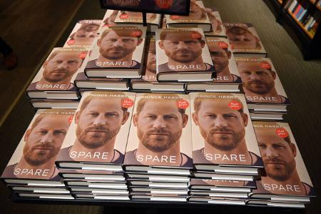 Es waren reichlich Exemplare für alle Interessierten zu haben - und Prinz Harry holt im Buch weit aus.