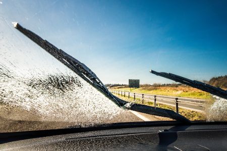 Wie Sie eine verstopfte Scheibenwaschanlage wieder frei bekommen