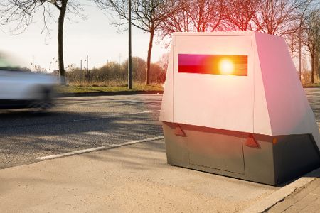 Was gilt, wenn die Radarfalle ein Blitzer-Anhänger ohne Kennzeichen ist?