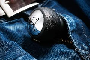 Schaltknüppel ragt aus Hosenschlitz