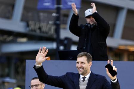 Zverev mit Nowitzki als Glücksbringer - und größerem Platz