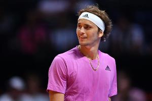 Kommt ein Vogel geflogen - Zverev nimmt es mit Humor