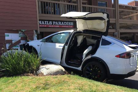 Tesla Model X Beschleunigungs-Unfall