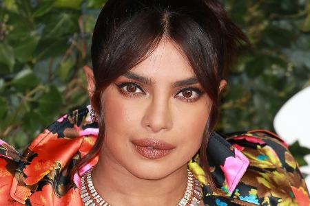 Priyanka Chopra posiert mit Baby Malti Marie für die 