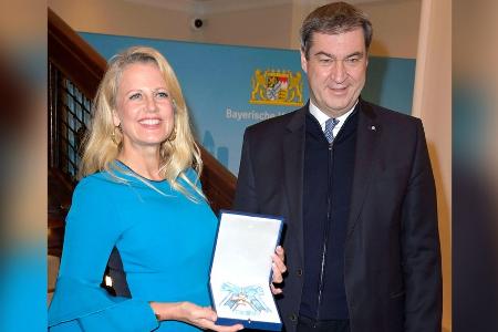 Markus Söder verleiht Barbara Schöneberger Bayerischen Verdienstorden