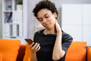 "Tech Neck": Steifen Nacken durch Computer und Handy vermeiden