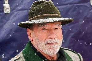 Arnold Schwarzenegger verfolgt Hahnenkamm-Abfahrt in voller Tracht