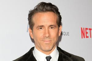 Ryan Reynolds überrascht Wrexham-Fußball-Kids mit neuen Trikots