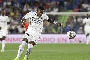 Polizei ermittelt: Vinicius-Attrappe an Madrider Brücke