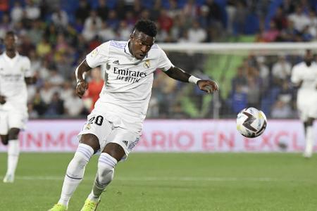 Polizei ermittelt: Vinicius-Attrappe an Madrider Brücke