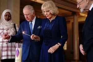 Holocaust-Gedenktag: Charles und Camilla zünden Kerzen für Opfer an