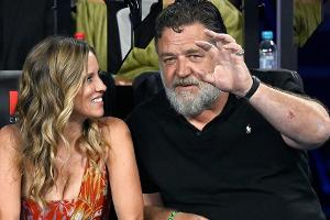 Russell Crowe fiebert mit seiner Freundin bei den Australian Open mit