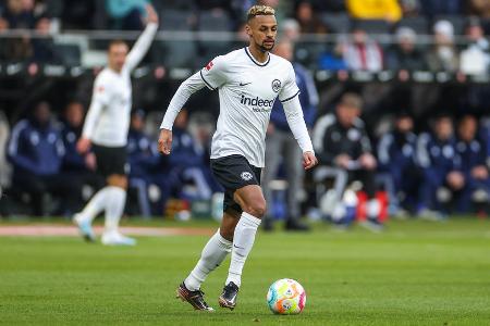 Djibril Sow - Note: 2,0 - Im zentralen Mittelfeld zuverlässig. Hatte die nötige Ruhe am Ball. Setzte vorne einen Volley knapp über das Tor (17.), blühte im Kreativspiel in der heißen Schlussphase mehr und mehr auf.