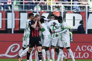Milan verliert gegen Kellerkind Sassuolo - Neapel marschiert