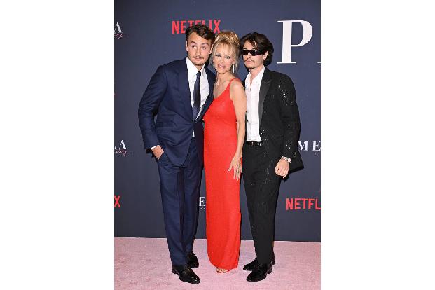 Unterstützung erhielt Pamela Anderson von ihren Söhnen Brandon Thomas Lee und Dylan Jagger Lee. Ersterer wirkte an der Doku auch als Produzent mit.