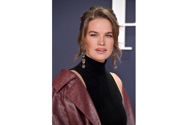 Sängerin Stormi Bree sah cool aus in ihrem Samtkleid und weinrotem Mantel.