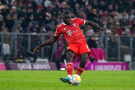 Dayot Upamecano - Note: 4,0 - Gewann viele entscheidende direkte Duelle als letzter Mann, ließ mit der Zeit aber etwas nach. Gerade nach der Pause nicht mehr in jeder Szene mit optimalem Timing. Verteidigte beim 1:1 schlecht gegen Kolo Muani (69.). Vergab nach Standardsituation vorne zudem eine Chance leichtfertig (36.).