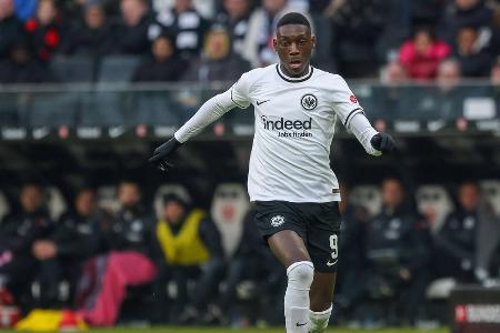 ANGRIFF: Randal Kolo Muani (bis 90.) - Note: 2,0 - Bewegte sich geschickt durch die gegnerische Hälfte und suchte überall die Eins-gegen-eins-Situationen. Brachte die Gegenspieler dabei an ihre Grenzen und erzwang viele Fouls. Stand einmal nach einem Eckball blank, ließ diese Möglichkeit aber aus (12.). Zeigte beim 1:1 dann seine ganze Klasse (69.).