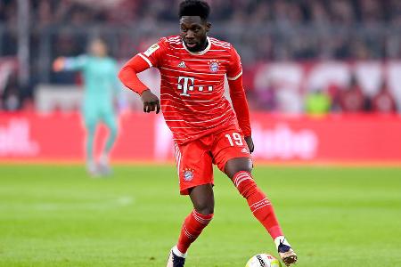 Alphonso Davies - Note: 4,0 - Bekam die Gegenspieler trotz seiner Tempovorteile nicht durchgängig gestellt. Betrieb im Angriffsspiel vor der Pause zwar einen hohen Aufwand, passte sich später aber der allgemeinen Leistungsabnahme auf Seiten des FC Bayern an.