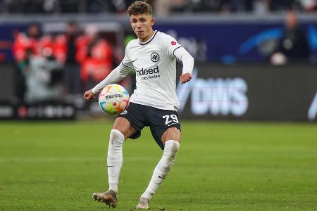 Jesper Lindström (bis 64.) - Note: 2,5 - Wirkte sehr spritzig und bot gute Laufwege in der Offensive an. Wurde nicht immer gefunden. Hatte trotzdem reichlich vielversprechende Aktionen. Legte Kolo MuanisChance auf (12.). Nach feinem Dribbling verpasste er einmal den Abschluss nur knapp (22.).