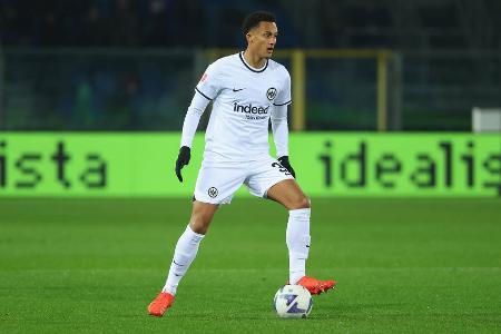 ABWEHR: Tuta - Note: 4,5 - Hinterließ in etlichen Szenen keinen souveränen Eindruck und machte es mit Wackler mehrfach spannend vor dem eigenen Tor. In Bodenduellen häufig nur zweiter Sieger.