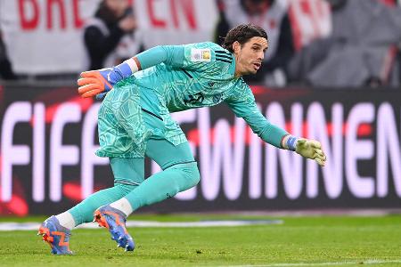 FC Bayern - TOR: Yann Sommer - Note: 4,5 - Verschätzte sich beim Herauskommen einmal kolossal und holte Kolo Muani gelbwürdig von den Beinen (25.). Konnte beim einzigen Schuss auf sein Tor dann nichts ausrichten. Unglücklicher Tag für die neue Nummer eins des FC Bayern.