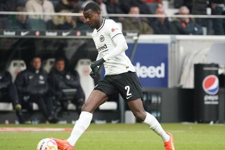 Evan Ndicka - Note: 3,5 - Verteidigte die tiefen Pässe mit aufmerksamen Positionsspiel und fand gegen das Pressing der Bayern die richtigen Mittel. Verlor in wichtigen Momenten aber mehrfach den Überblick, zum Beispiel vor dem Gegentor.