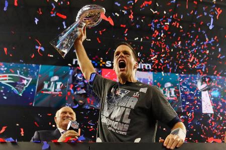 Tom Brady: Erfolge und Skandale einer NFL-Legende - Tom Brady gilt als bester NFL-Spieler aller Zeiten. Siebenmal gewann er den Super Bowl. Doch auf und neben dem Feld polarisiert der G.O.A.T. (Greatest of all time) seit jeher. Am 1. Februar 2023 gibt der 45-Jährige zum zweiten Mal sein Karriere-Ende bekannt. Das waren Bradys größte Erfolge und aufsehenerregendsten Skandale: