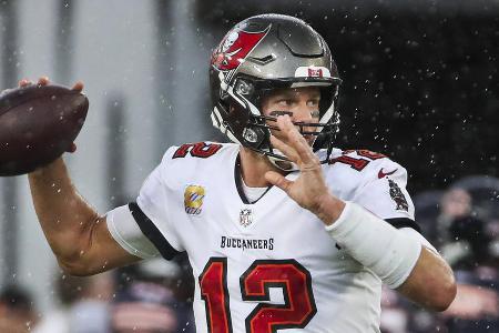 600. Touchdown - Im Oktober 2021 durchbricht der 44-Jährige die nächste historische Schallmauer und erzielt bei einem souveränen 38:3 bei den Chicago Bears seinen 600. Touchdown in der NFL. Neben Brady haben in Drew Brees (571), Peyton Manning (539) und Brett Favre (508) nur drei weitere Quarterbacks überhaupt mehr als 500 Touchdowns erzielt.