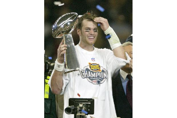 Plötzlich NFL-Superstar - Noch im selben Jahr führt Brady die Patriots durch ein 20:17 über die St. Louis Rams zum ersten Super-Bowl-Sieg der Franchise-Geschichte. Nur zwei Jahre später wiederholt der gebürtige Kalifornier das Kunststück gegen die Carolina Panthers (32:29). Zudem wird er jeweils zum MVP des Endspiels gekürt. 2005 holt der Superstar seinen dritten Ring. Über Drew Bledsoe spricht mittlerweile niemand mehr.