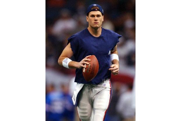 Vom Nobody zum Starter - Der Weg an die Spitze der NFL ist steinig. Im 2000er Draft wird Brady erst an Stelle 199 von den New England Patriots ausgewählt. Zunächst spielt der Quarterback nur die zweite Geige. Doch nach einer Verletzung des etatmäßigen Spielmachers Drew Bledsoe kommt Brady am 23. September 2001 schließlich zu seinem Debüt als Starter.