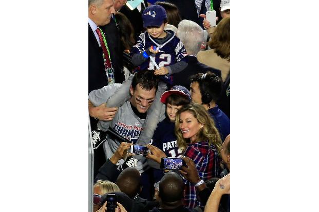 Familienvater - Für Bündchen lässt Brady damals seine hochschwangere Partnerin Bridget Moynahan sitzen. Mit seiner neuen Gattin hat Brady einen weiteren Sohn und eine Tochter.
