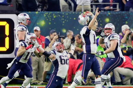 Das größte Comeback aller Zeiten - Gegen die Atlanta Falcons gelingt Brady 2017 sein Meisterstück, er mutiert endgültig zum G.O.A.T. Mitte des dritten Viertels liegen die Patriots im Endspiel mit 3:28 gegen die Atlanta Falcons hinten. Doch New England gibt sich nicht auf und gewinnt mit 34:28 nach Verlängerung. Das größte Comeback der Super-Bowl-Geschichte!