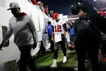 Brady verlässt die Football-Bühne - Mitte Januar 2022 verpasst Brady mit den Bucs die Titelverteidigung und scheidet in der zweiten Playoff-Runde gegen die LA Rams aus. Zunächst heißt es, es sei sein letztes Spiel auf der Football-Bühne gewesen...