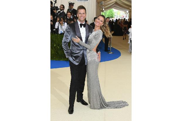 Noch ein Ring mehr - Auch privat läuft es bei Brady lange Zeit rund. Zwischen 2006 und 2022 ist der Quarterback mit dem brasilianischen Topmodel Gisele Bündchen liiert. 2009 gibt Gisele ihrem Tom das Ja-Wort, 13 Jahre später kommt es jedoch zur Trennung.