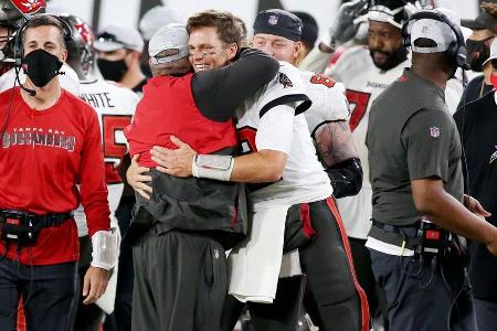 Zehnter Super Bowl - ... Auf Anhieb führt Brady die Bucs in den Super Bowl - für ihn sein zehnter Auftritt beim größten Sport-Event der Welt und das im fast schon biblischen Alter von 43 Jahren. Die Kansas City Chiefs um Superstar Patrick Mahomes haben keine Chance und unterliegen 31:9 - Bradys siebter Triumph!