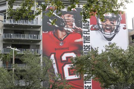Tapetenwechsel - Nach 19 Jahren im Trikot der New England Patriots entschließt sich Brady Mitte März 2020 für einen Tapetenwechsel und den Wechsel zu den Tampa Bay Buccaneers. Und dort setzt er seine Erfolge nahtlos fort ...