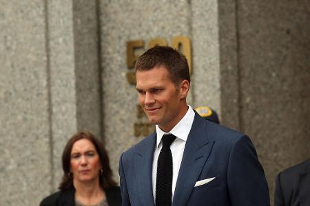 Die Luft ist raus - Brady ein Betrüger? - Im AFC Championship Game 2015 gegen die Indianapolis Colts weisen elf der zwölf Spielbälle einen zu niedrigen Luftdruck auf - Brady wird eine Mitwisserschaft unterstellt, der Routinier zu vier Spielen Sperre verurteilt. Für viele ist die Affäre eine persönliche Fehde zwischen Brady und NFL-Commissioner Roger Goodell.