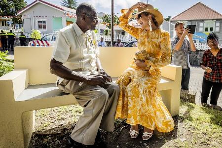 Königin Máxima strahlt im gelben Sommerkleid