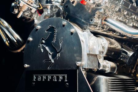 Ferrari V12-Motor als Tisch