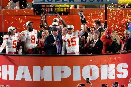 Der 57. Super Bowl in Bildern - Die Kansas City Chiefs haben den 57. Super Bowl der NFL gewonnen. Im packenden Showdown mit den Philadelphia Eagles stand vor allem Quarterback Patrick Mahomes im Fokus. In der Halbzeitshow lieferte indes Musik-Ikone Rihanna ab. Das Mega-Spektakel in Bildern:
